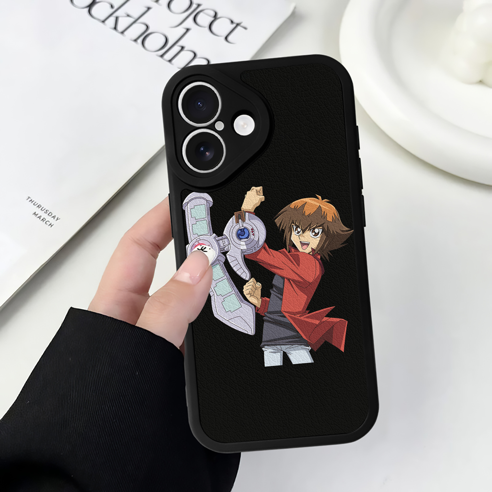 （画像用） 遊☆戯☆王 Yu-Gi-Oh! 【iPhone 16シリーズ対応】シリコンスマホケース（レザー調） 材質：シリコン